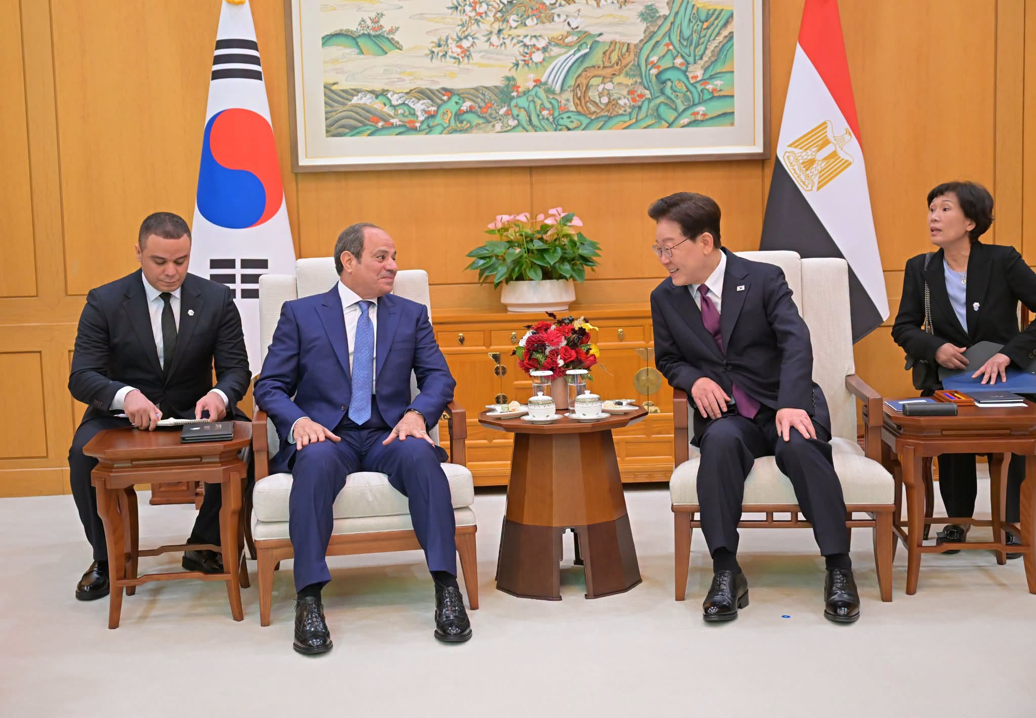 التقى السيد الرئيس عبد الفتاح السيسي، اليوم بمقر الرئاسة الكورية في سول، بالرئيس لى جاي ميونغ، رئيس جمهورية كوريا.
