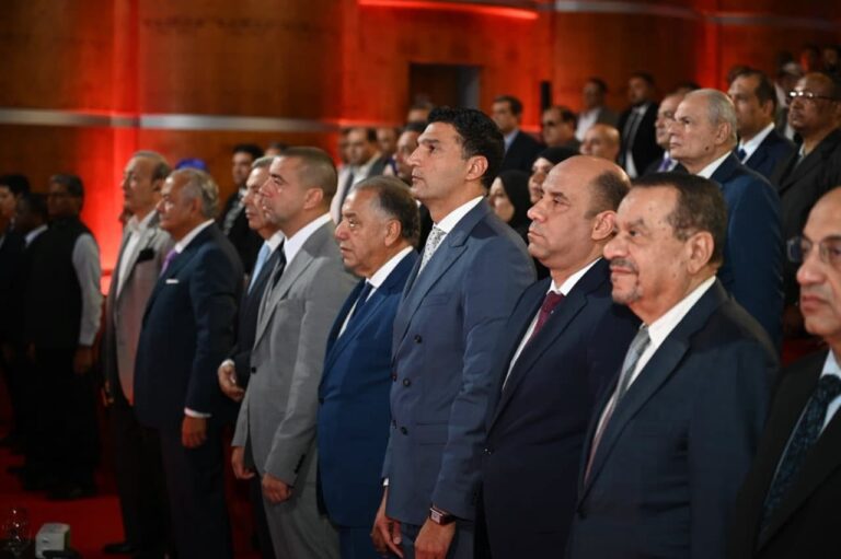 وزير الصناعة يشارك في فعاليات الاحتفال بتخرج الدفعة الأولى من طلاب مدرسة أبو زعبل للتكنولوجيا التطبيقية ويسلم شهادات التخرج وعقود العمل للخريجين